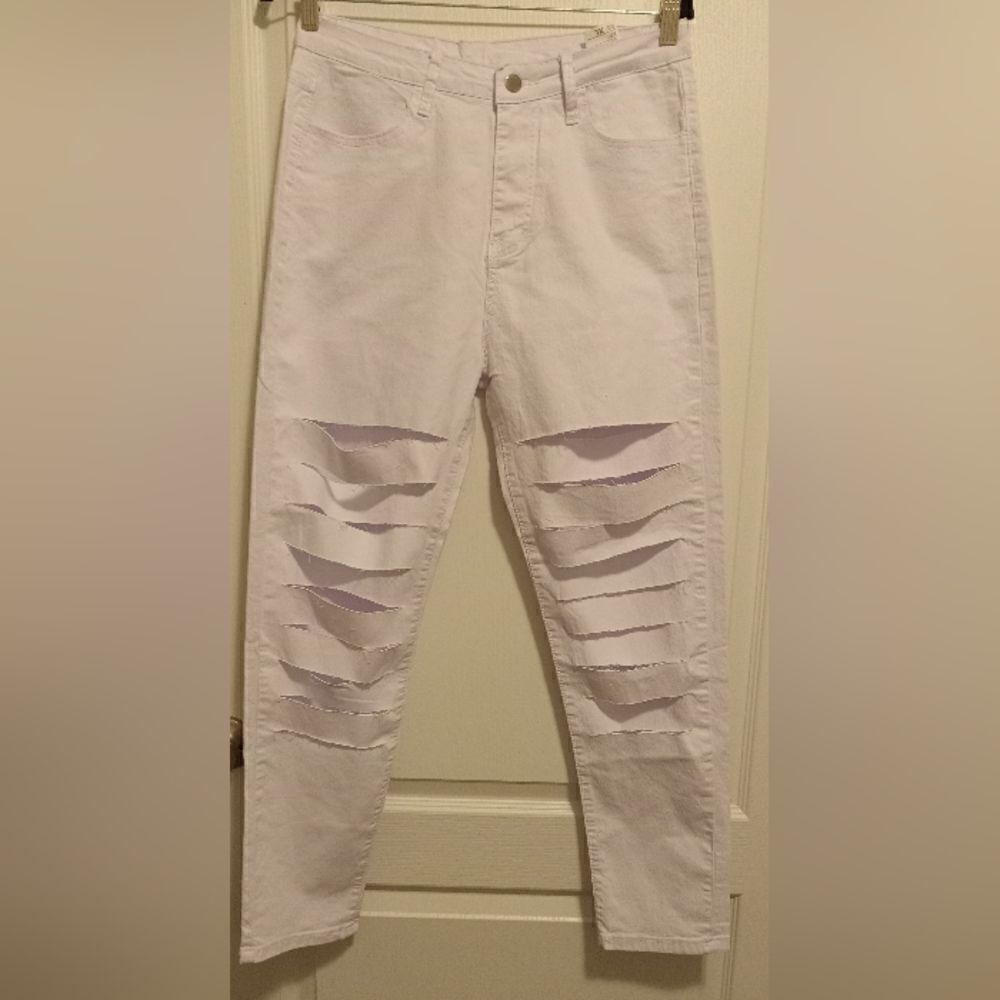 XL White Ripped Jeans 39in Length 15.5in Width”